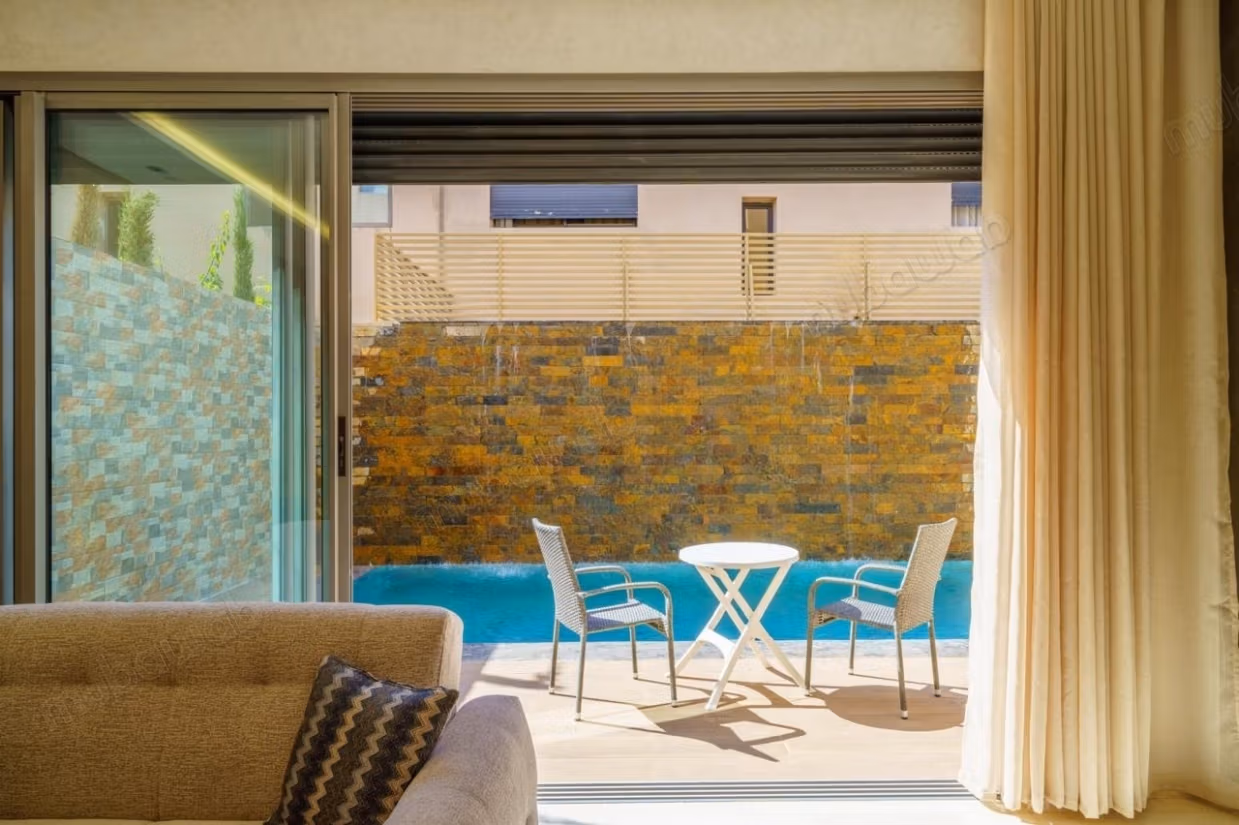 Villa de haut standing à louer à Route Amizmiz.
Surface totale 280 m².
Bien meublé