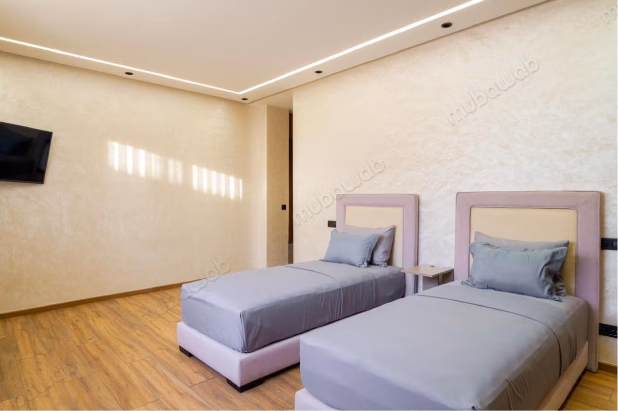 Villa de haut standing à louer à Route Amizmiz.
Surface totale 280 m².
Bien meublé