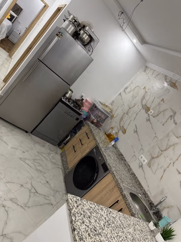 Appartement à louer à M'Diq. 
2 grandes pièces. 
Meublé