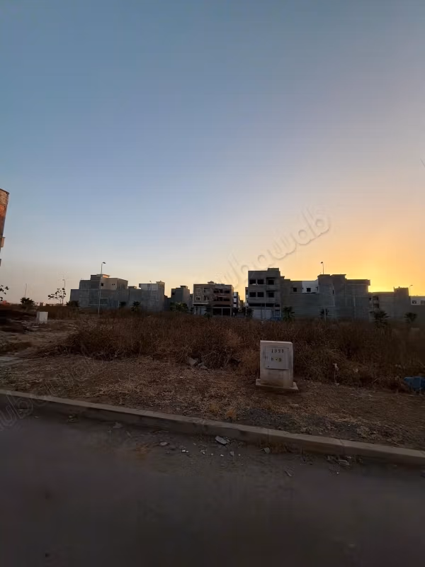 Titled Grond met 2 Façades in Ain Aouda met Parkeren