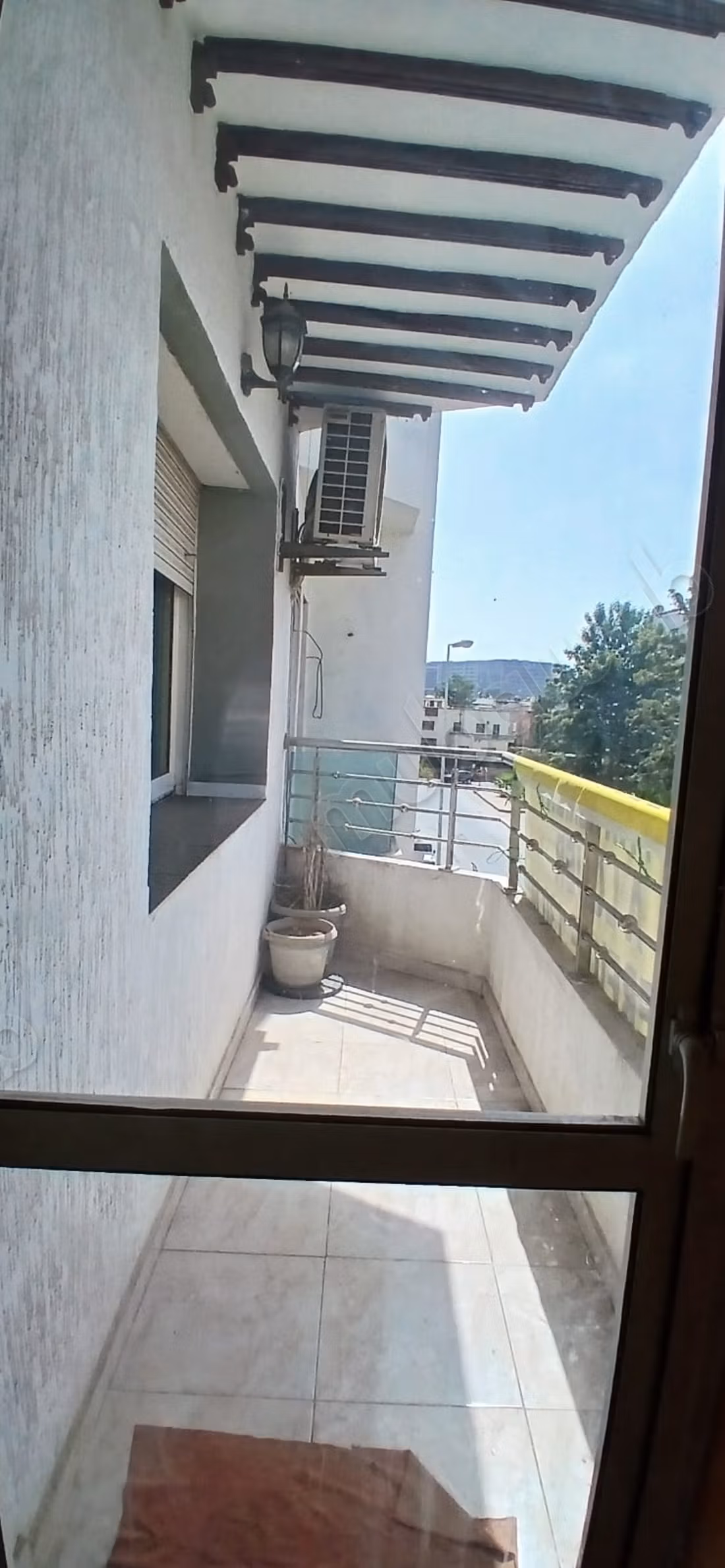 Location d'un appartement à Oulfa. Superficie 400 m². Service de concierge et climatisation