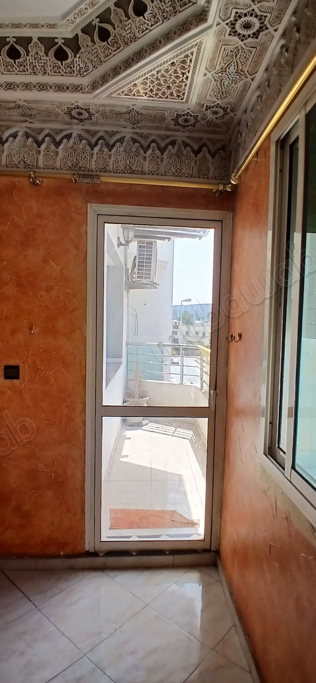 Location d'un appartement à Oulfa. Superficie 400 m². Service de concierge et climatisation