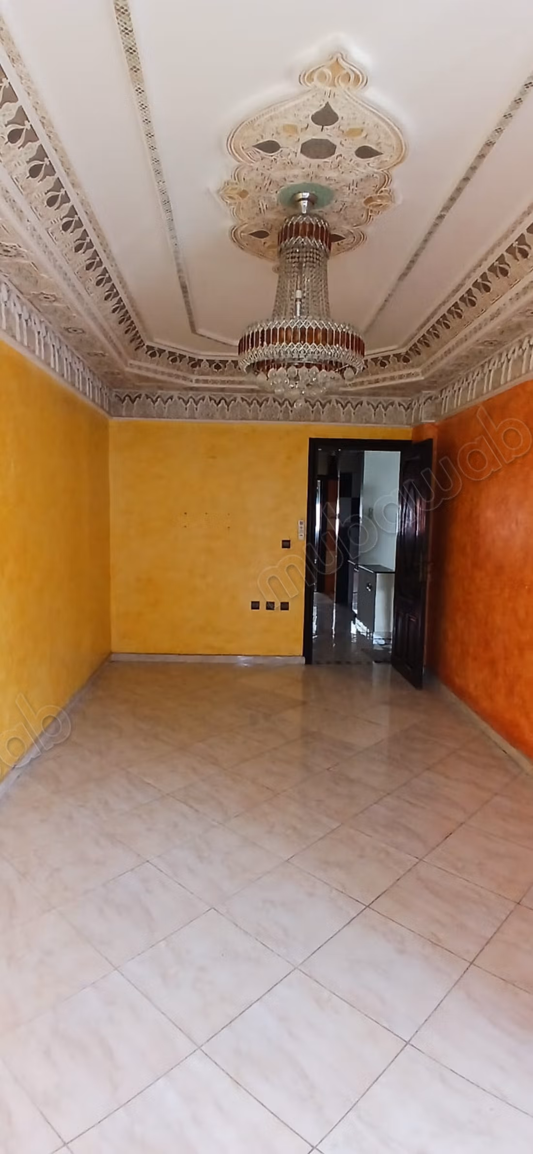 Location d'un appartement à Oulfa. Superficie 400 m². Service de concierge et climatisation