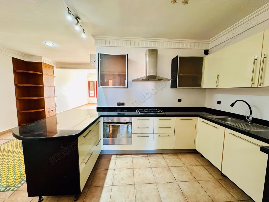 Superb apartment for rent in Victor Hugo. Size 115 m². Double glazed windows and central heating