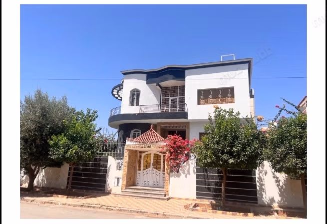 Villa de haut standing à vendre à Marjane. 
5 chambres. 
Bien meublé