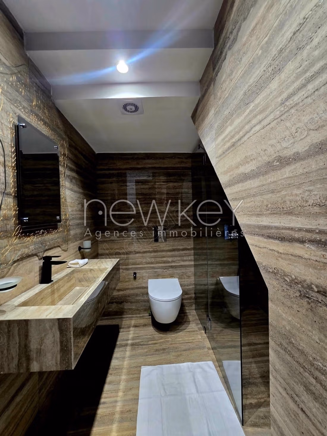 Un duplex arredato con piscina e vista mare a La Marsa