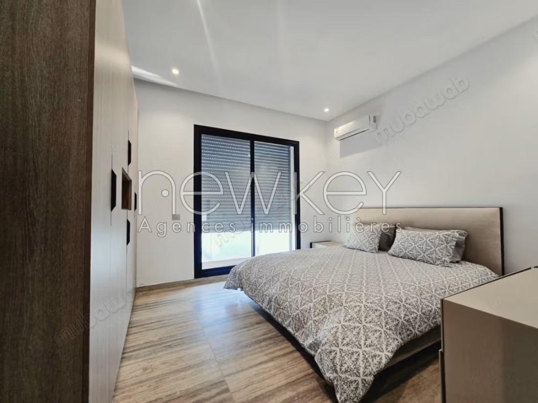 Un duplex arredato con piscina e vista mare a La Marsa
