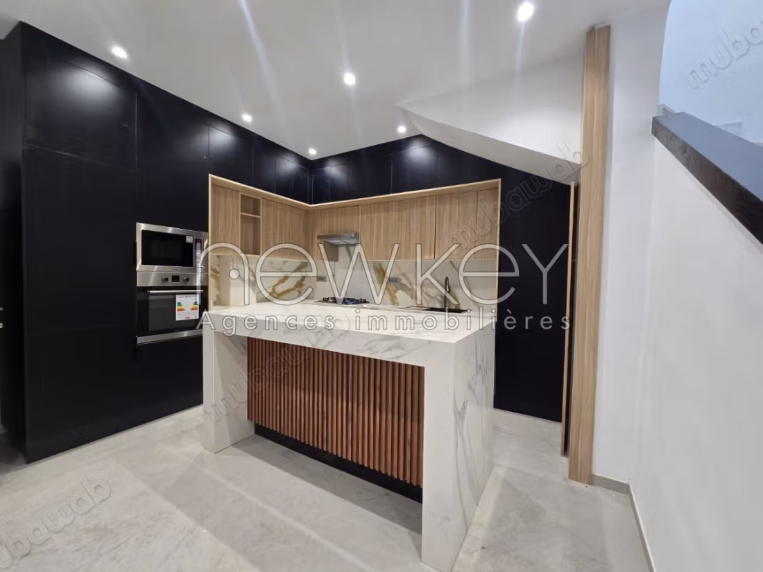 Un duplex arredato con piscina e vista mare a La Marsa