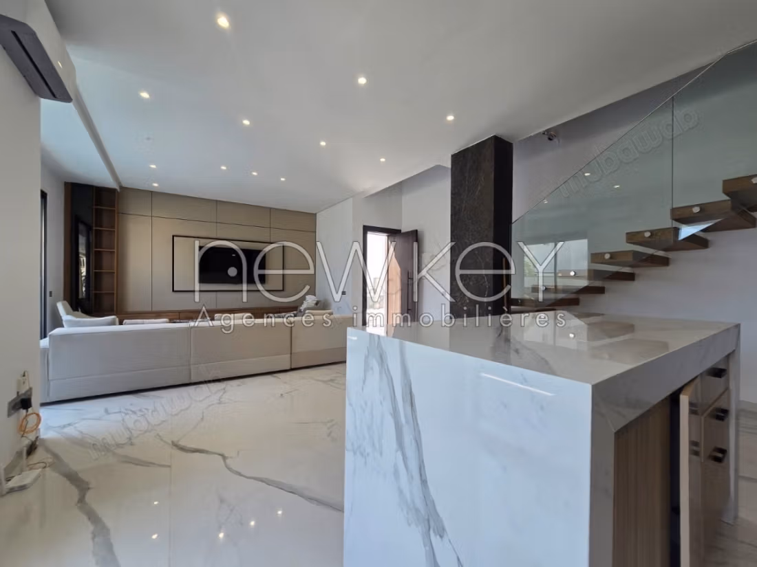 Un duplex arredato con piscina e vista mare a La Marsa