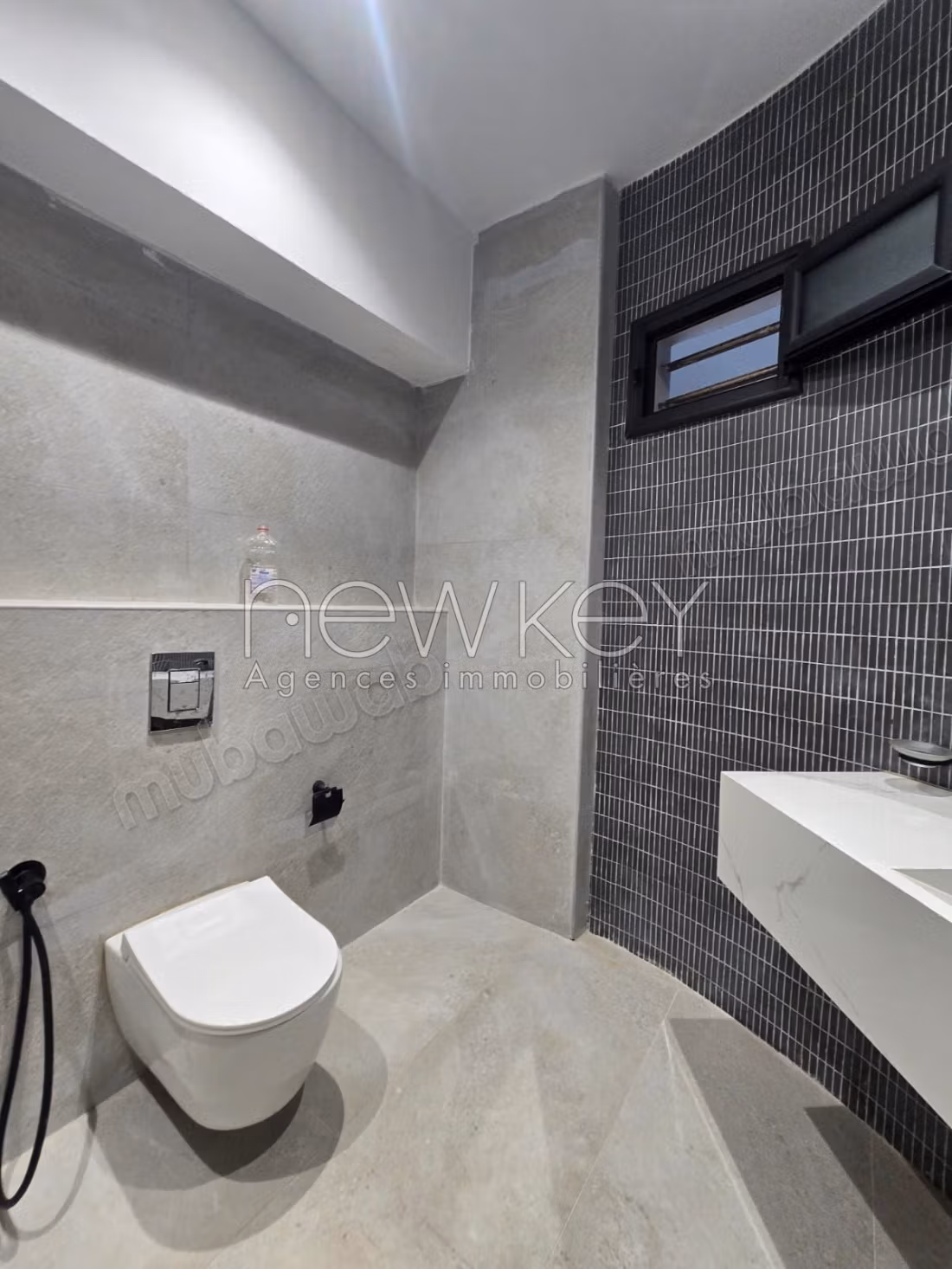 Un duplex arredato con piscina e vista mare a La Marsa