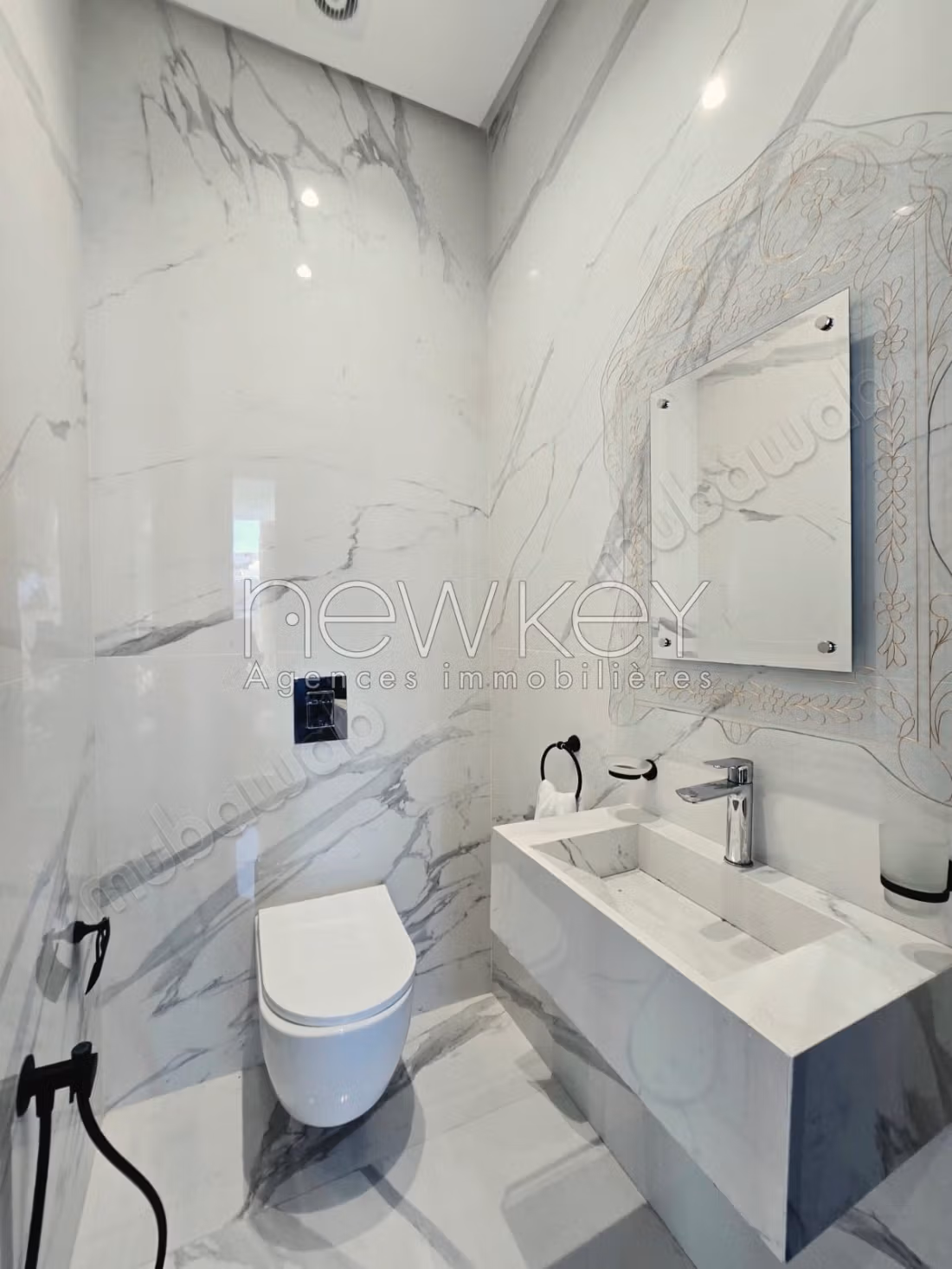 Un duplex arredato con piscina e vista mare a La Marsa