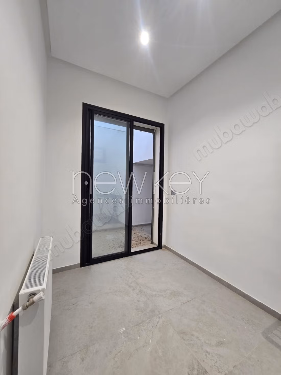 Un duplex arredato con piscina e vista mare a La Marsa