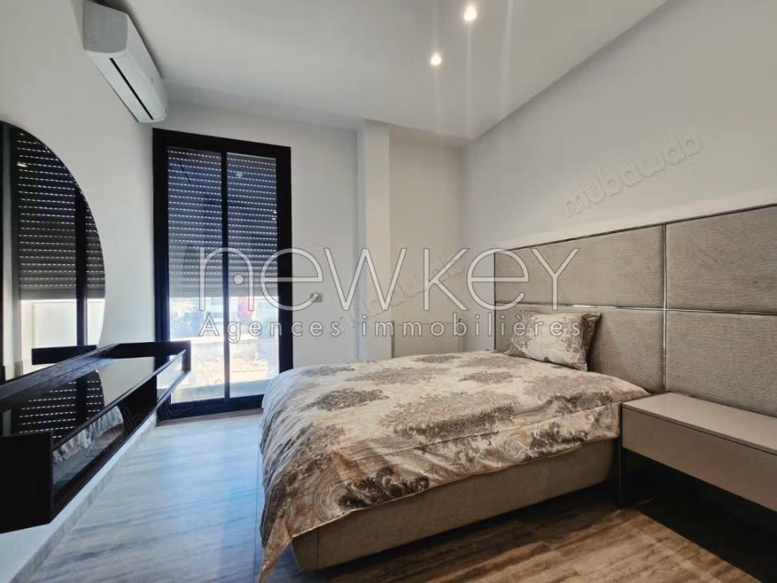 Un duplex arredato con piscina e vista mare a La Marsa