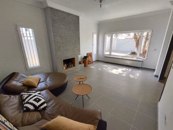 A louer une villa indépendante avec jardin à la soukra