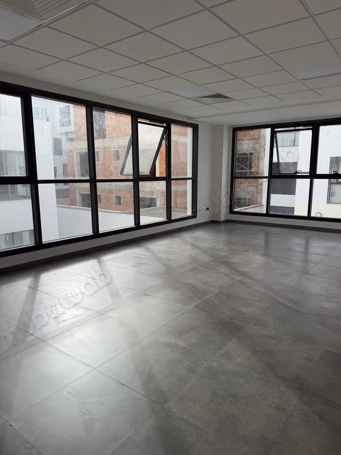 Bureau neuf 50 m² avec grande baie vitrée – Boulevard Yacoub El Mansour