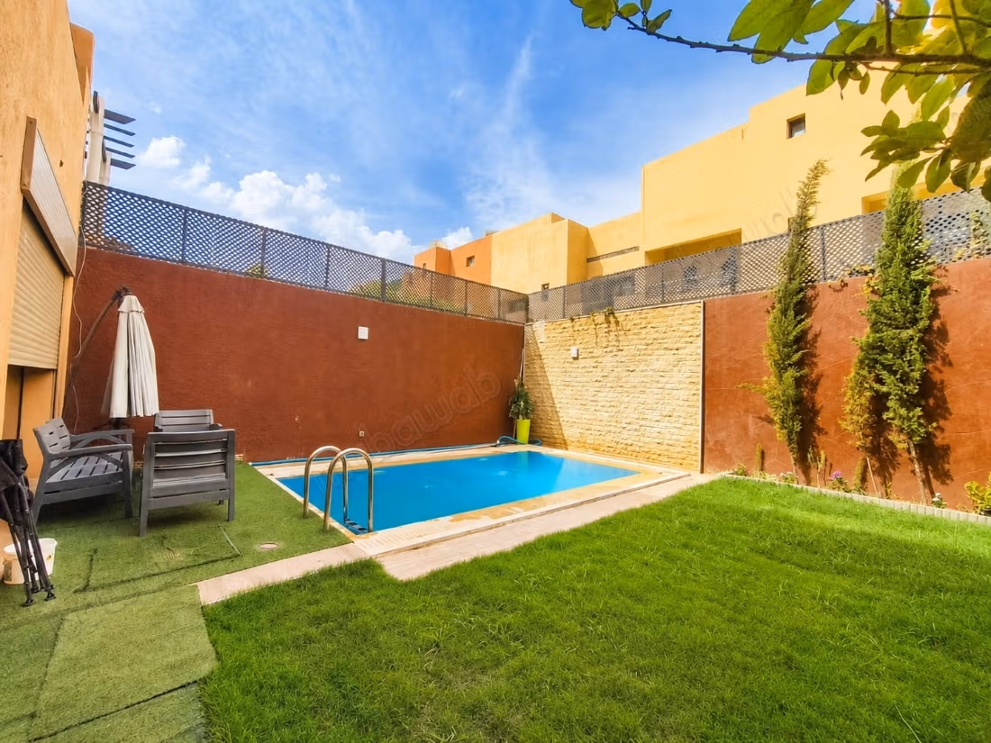 Targa proche Carrefour, villa avec piscine