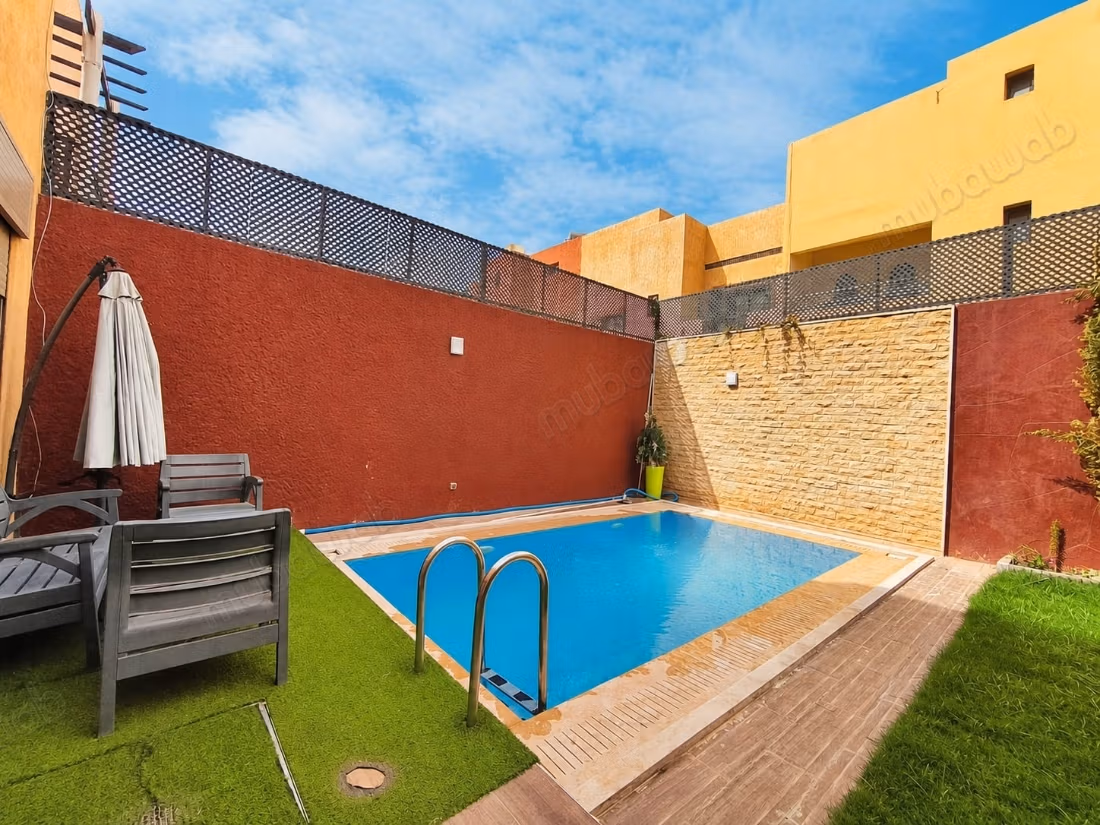Targa proche Carrefour, villa avec piscine