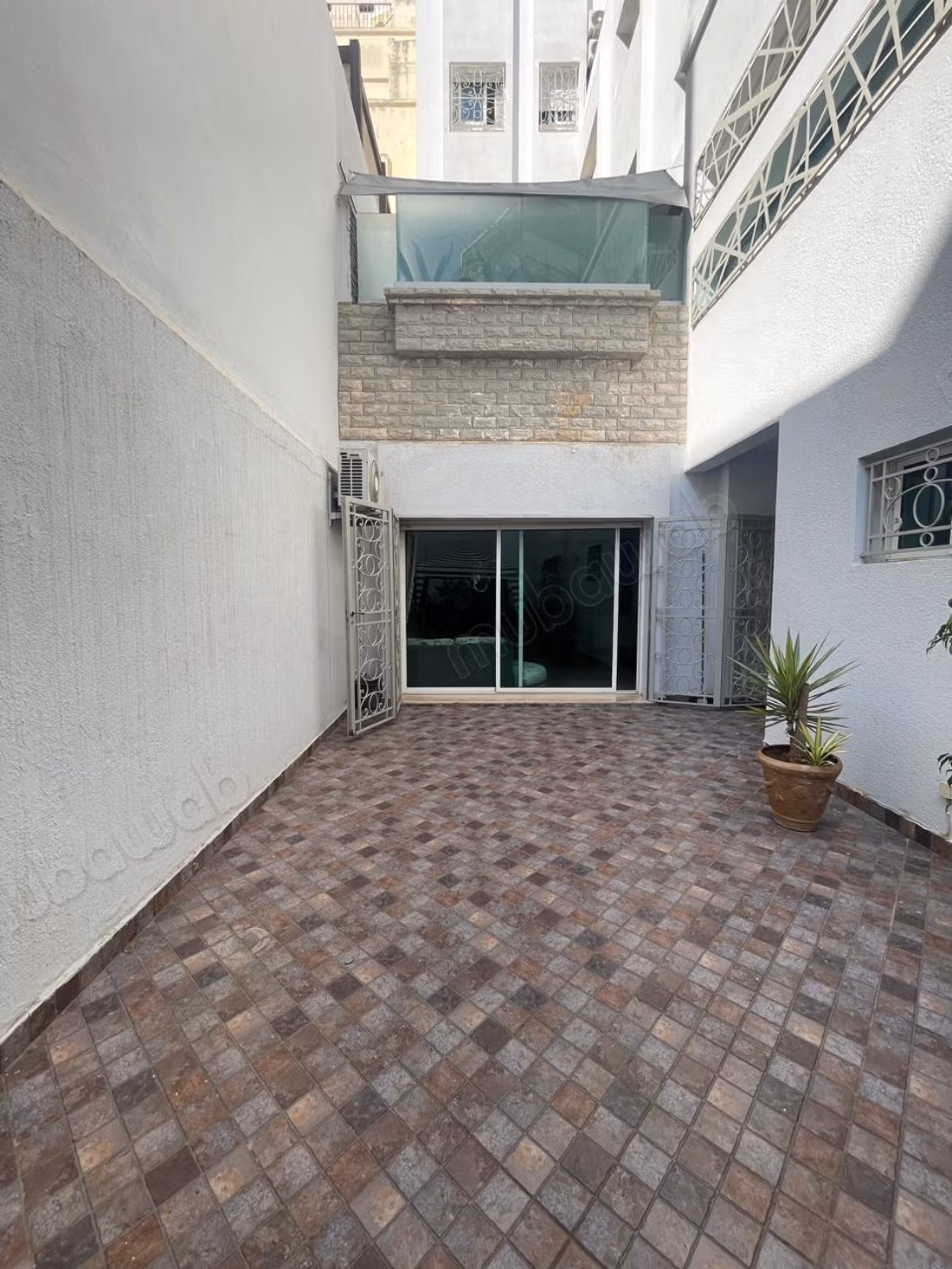 Appartement te koop op de begane grond van 240m2