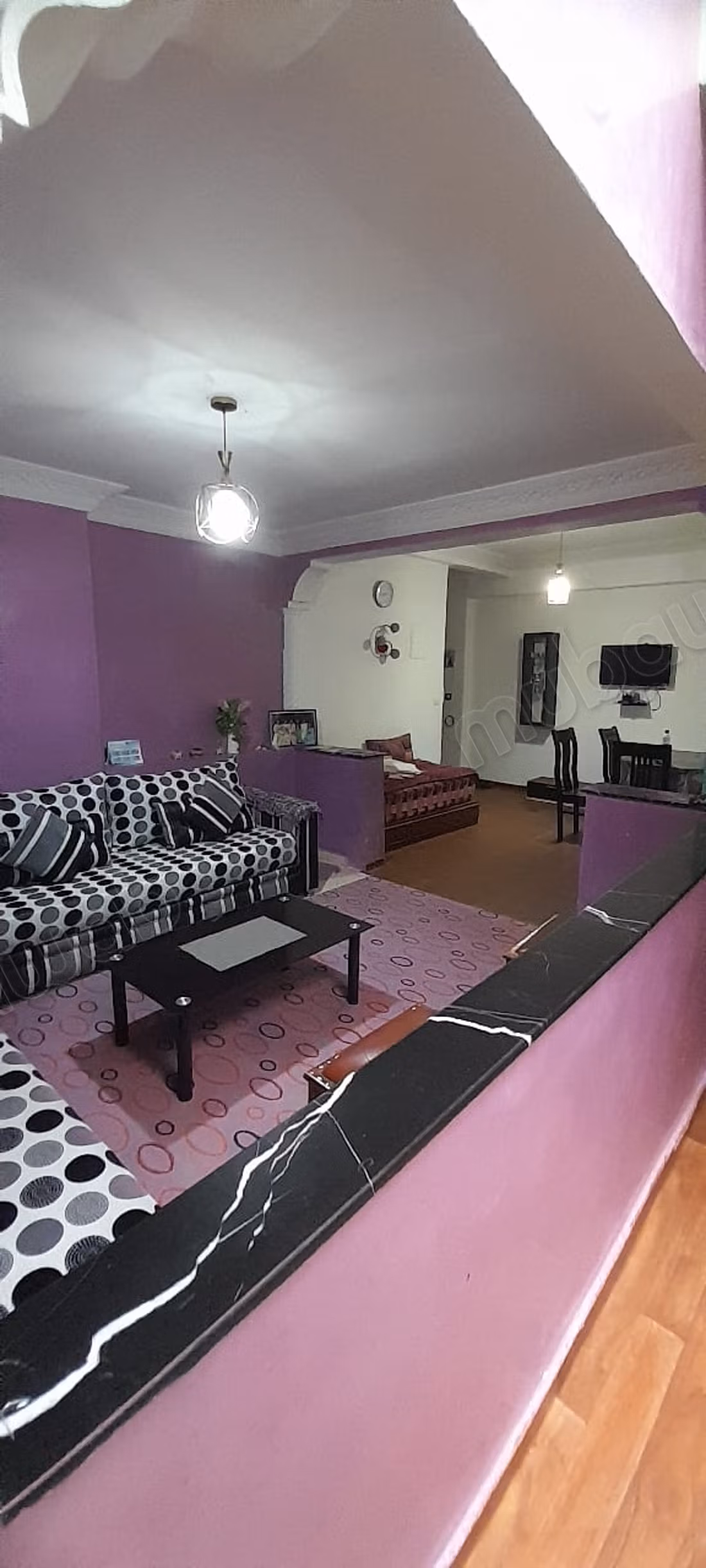 Appartement te huur in Mkinssia. Groot oppervlakte van 60 m². Gemeubileerd