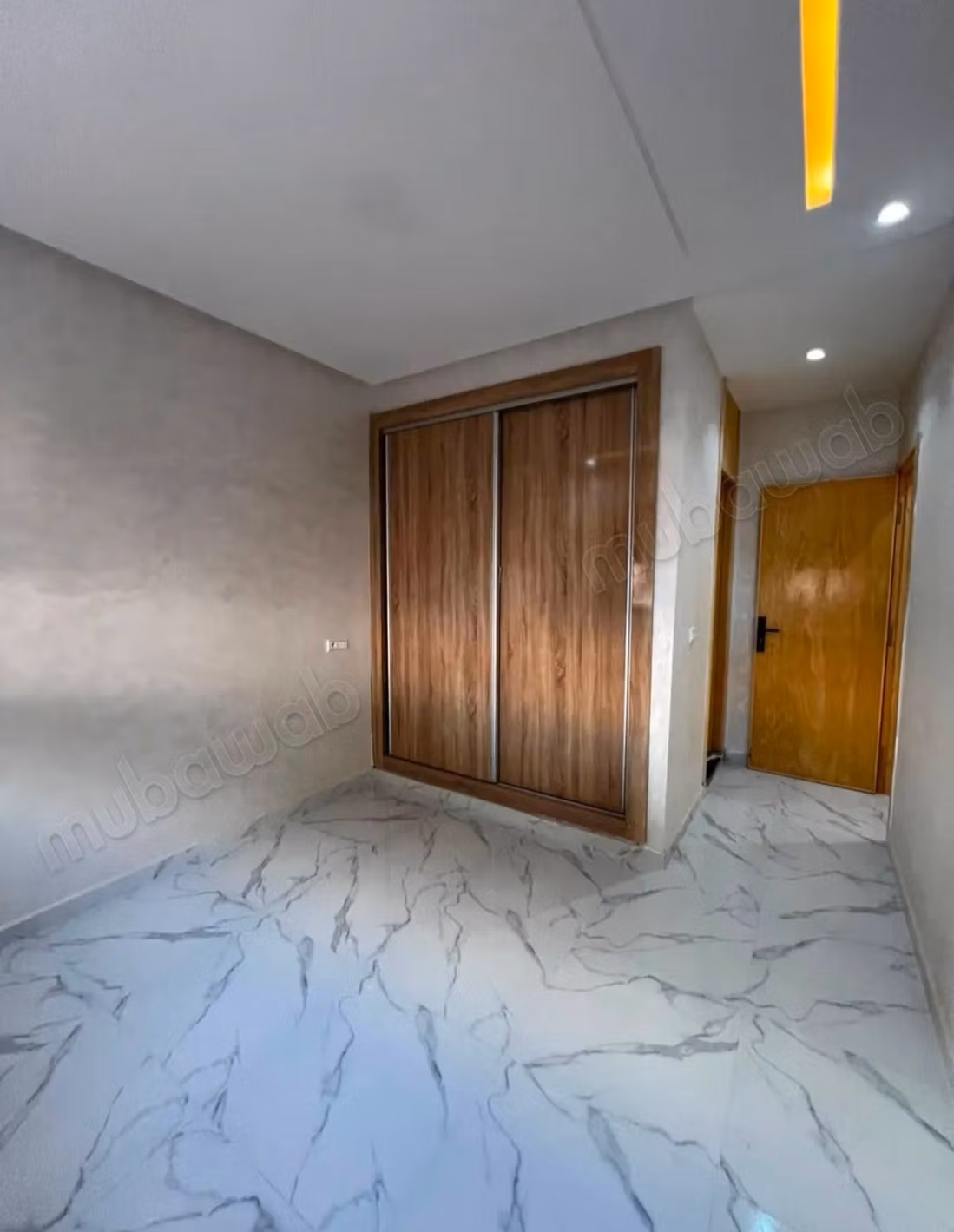 Floor 2 independent stairs 120 meters
