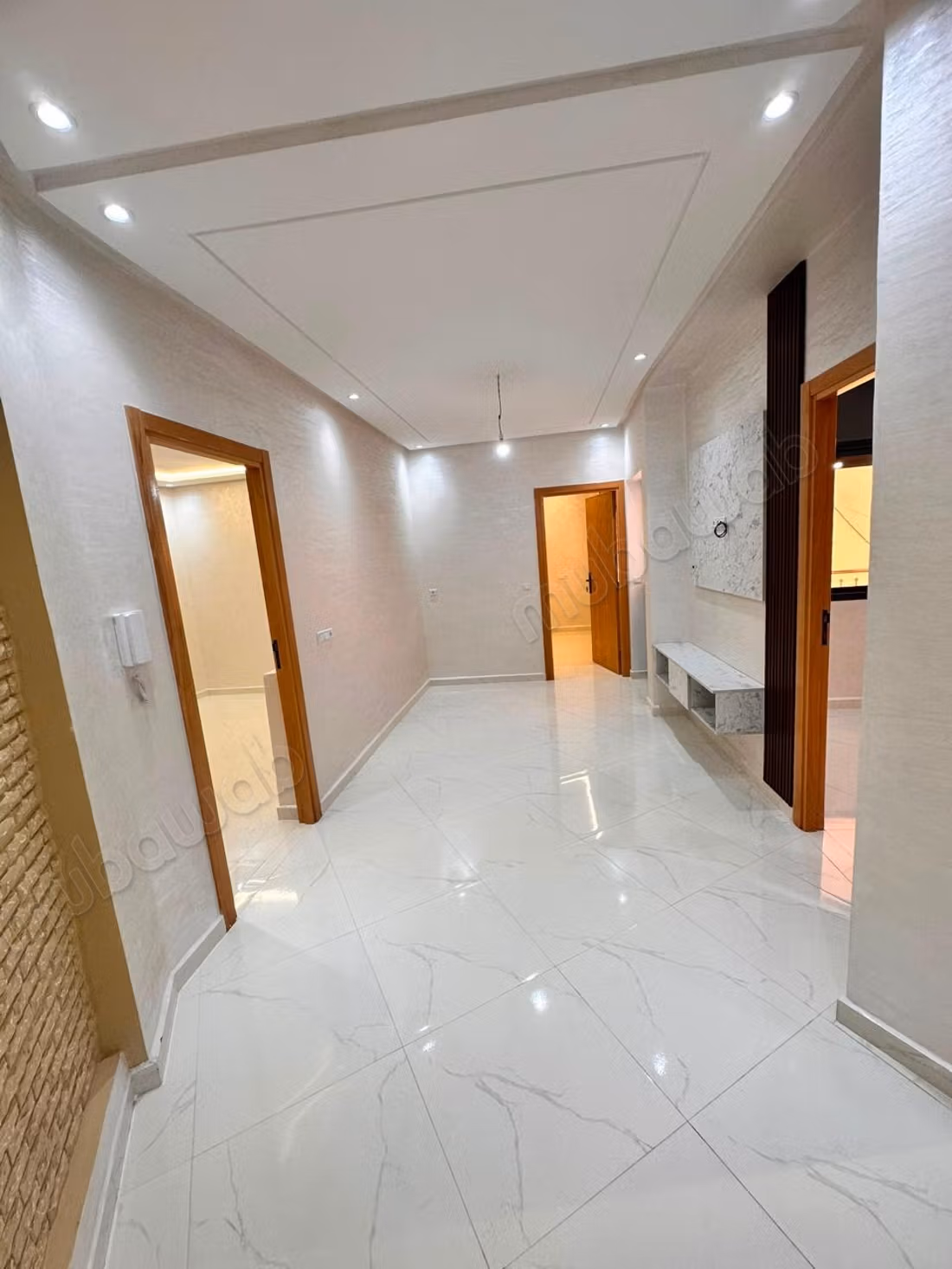 Free lower duplex 220 meters