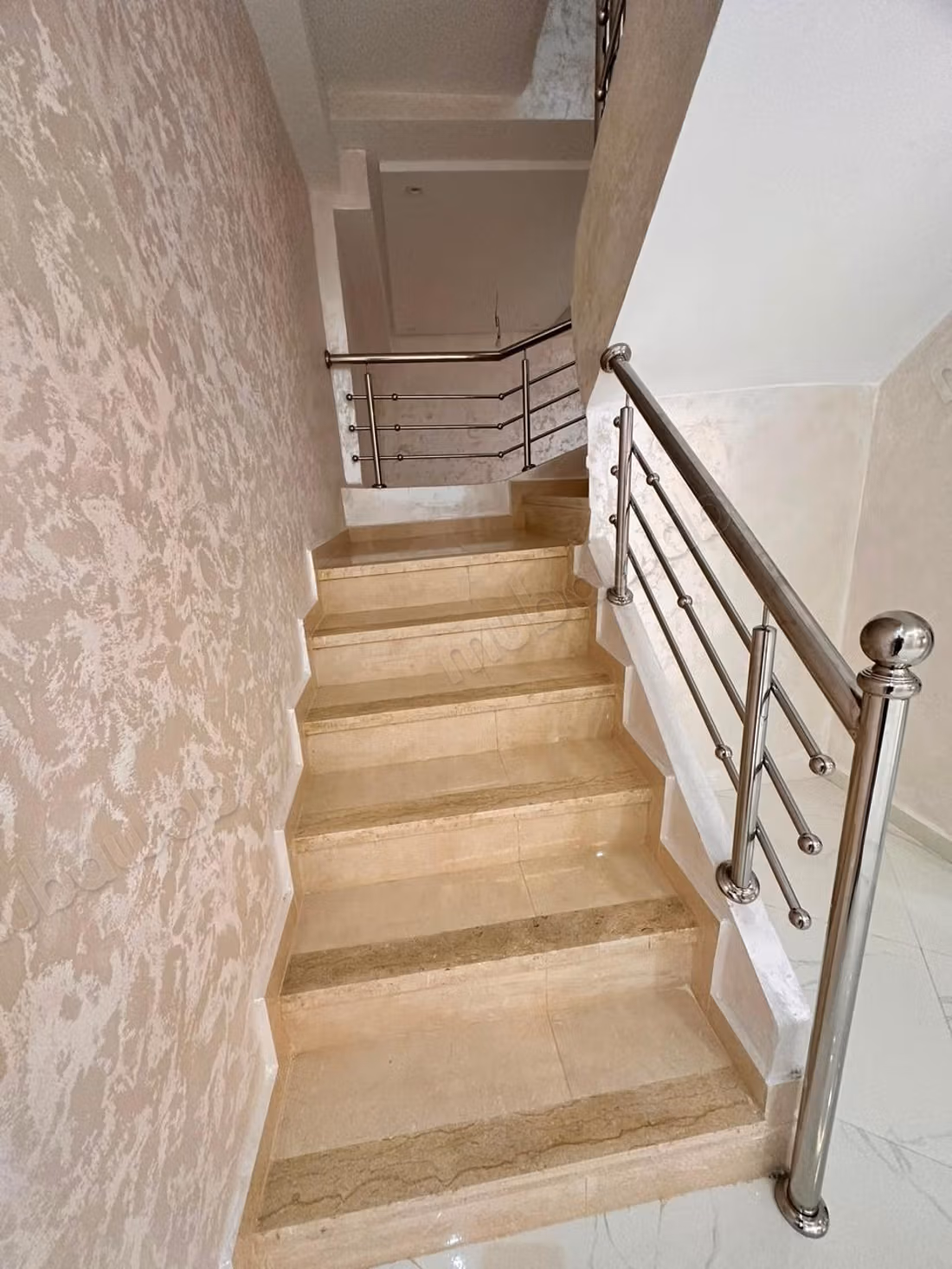 Free lower duplex 220 meters