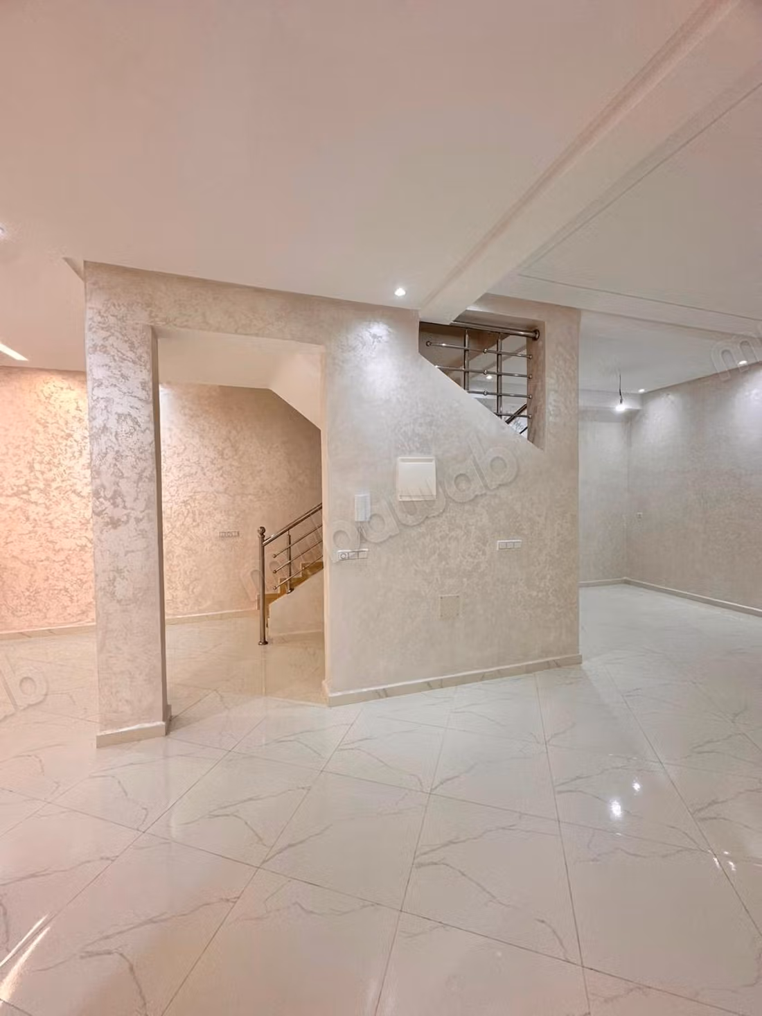 Free lower duplex 220 meters