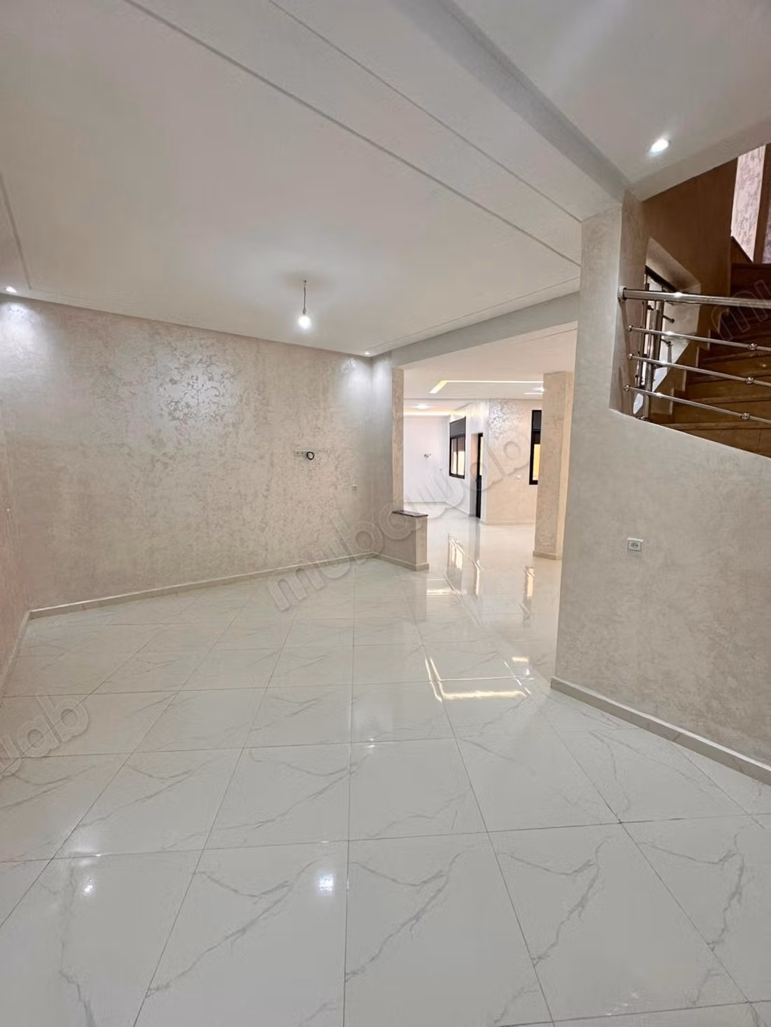 Free lower duplex 220 meters