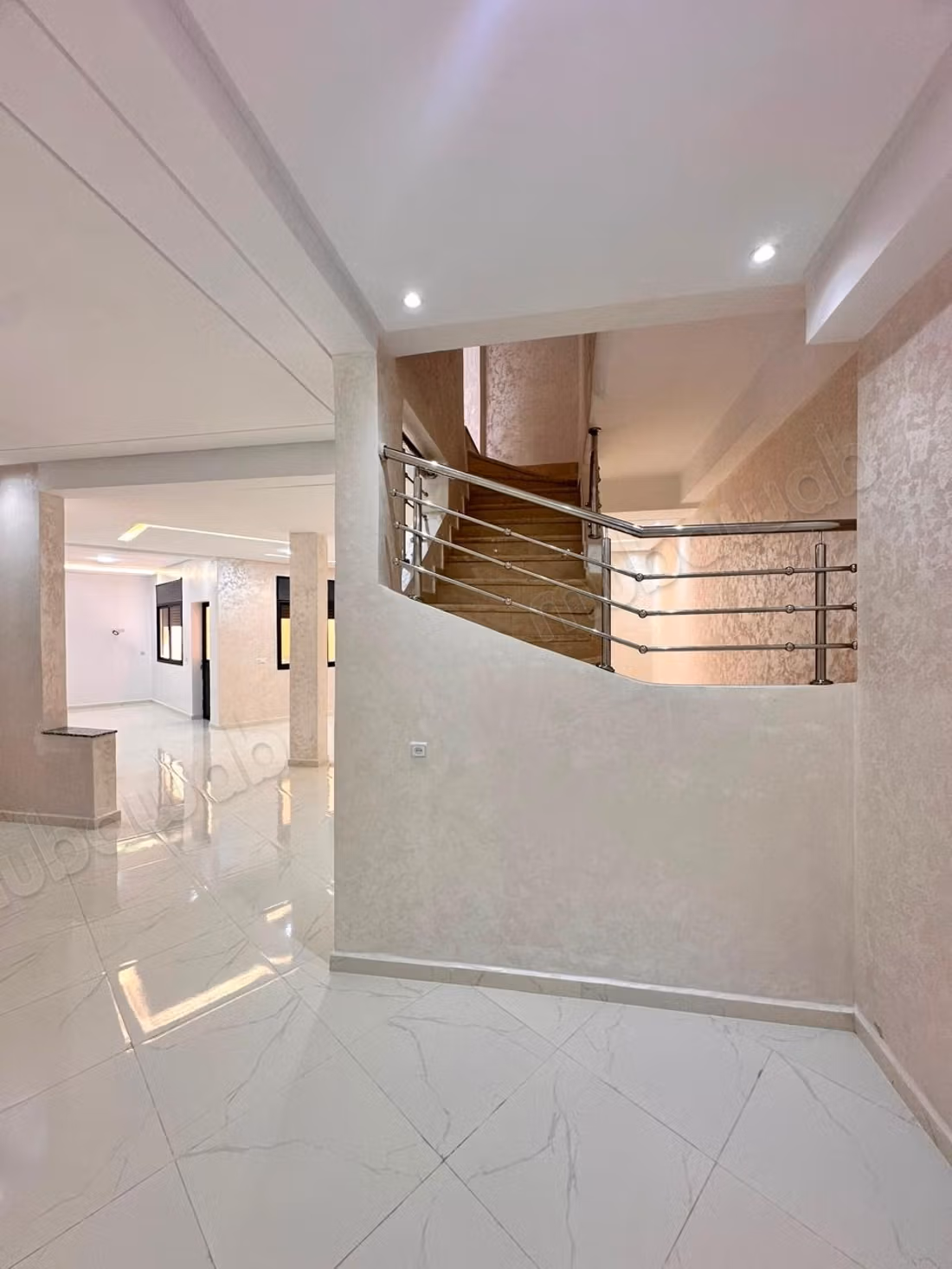Free lower duplex 220 meters