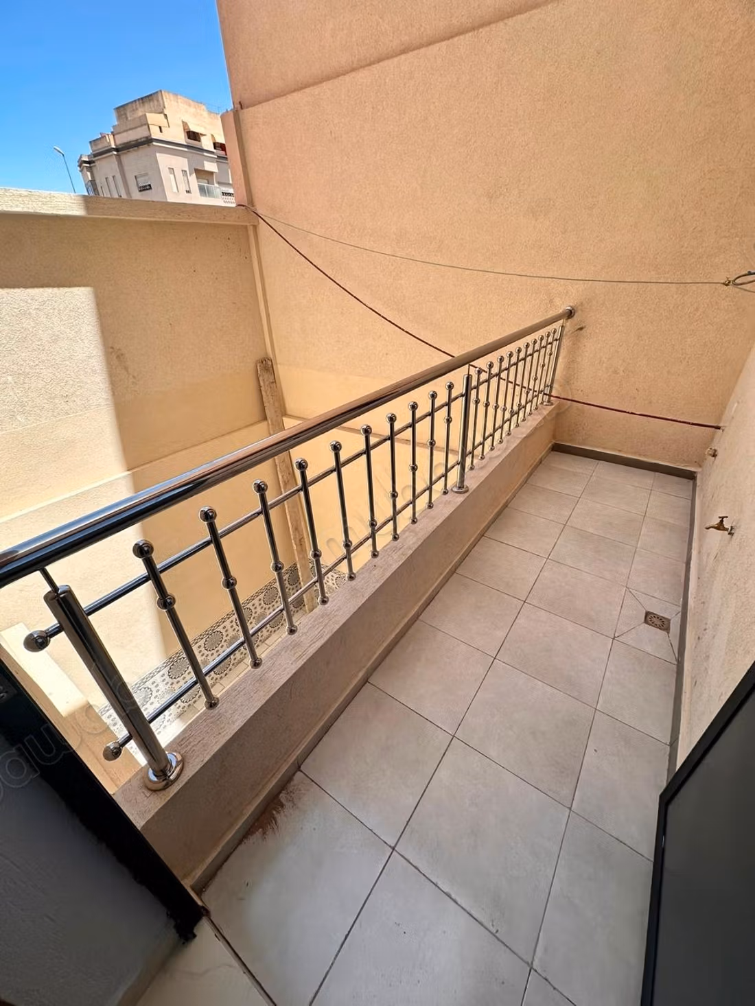Free lower duplex 220 meters