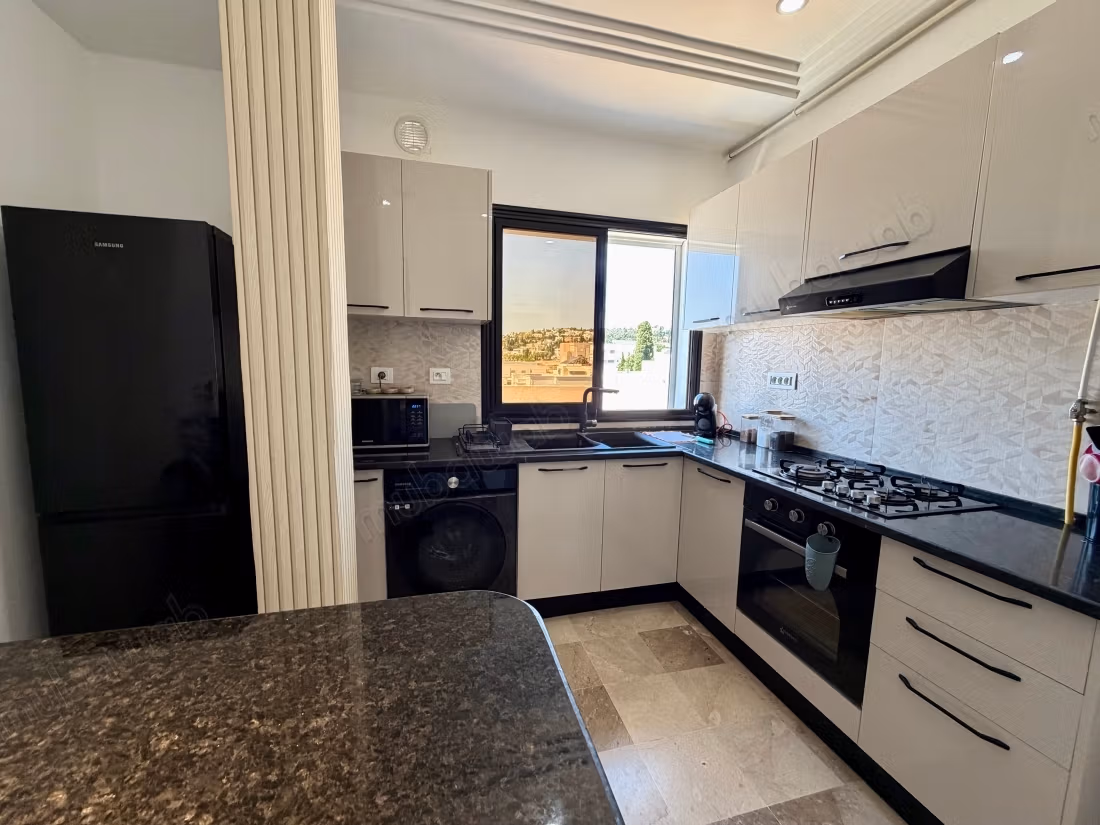 Appartamento in affitto a Cité Erriadh. Superficie di 75 m². Arredato