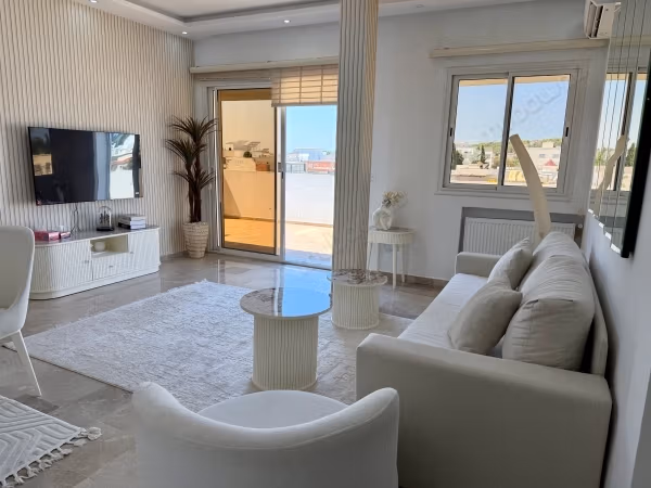 Appartamento in affitto a Cité Erriadh. Superficie di 75 m². Arredato