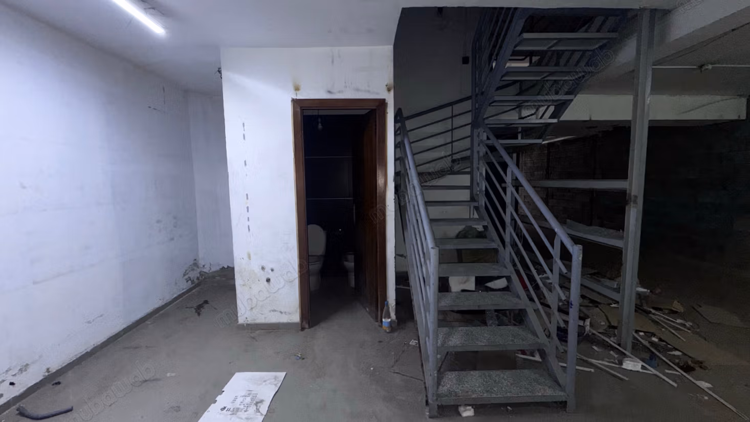 Alquila este local comercial en la Rue Socrate. Superficie 173 m²