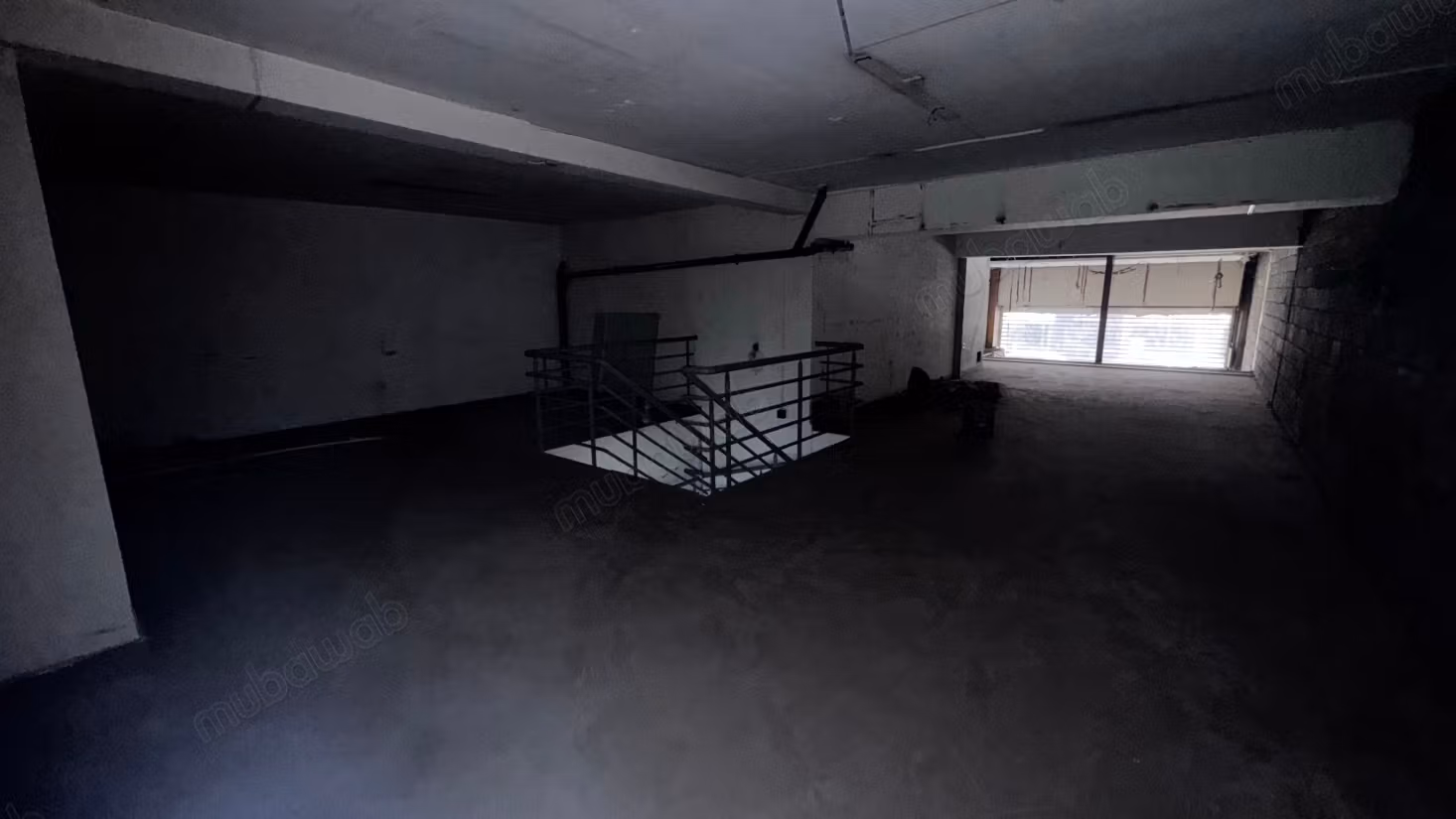 Alquila este local comercial en la Rue Socrate. Superficie 173 m²