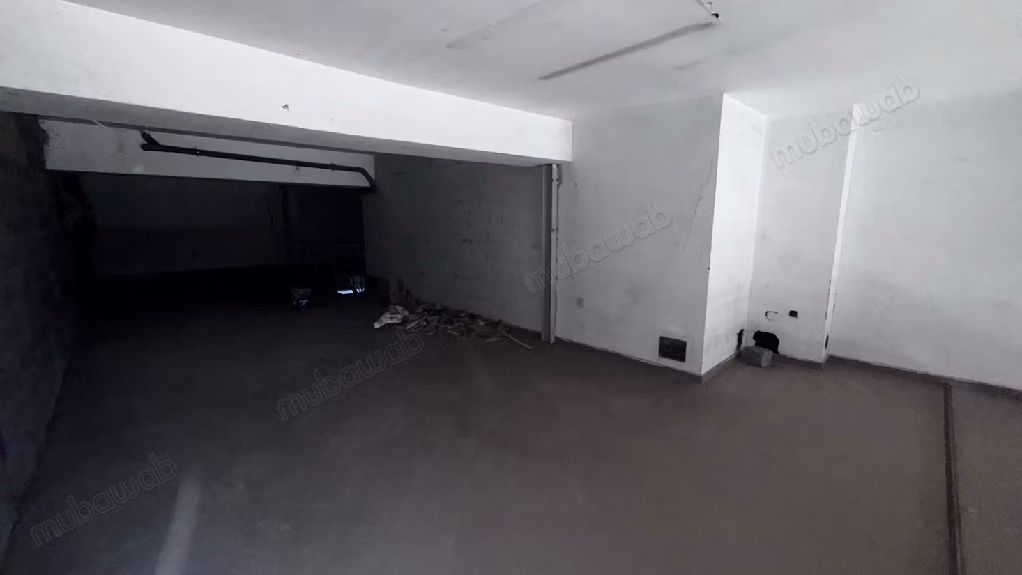 Alquila este local comercial en la Rue Socrate. Superficie 173 m²