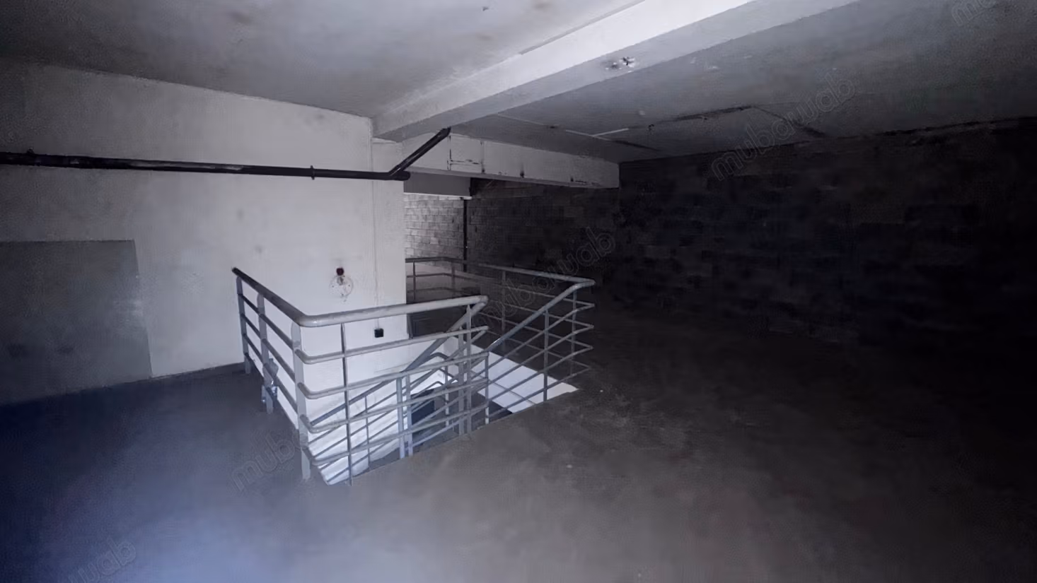 Alquila este local comercial en la Rue Socrate. Superficie 173 m²