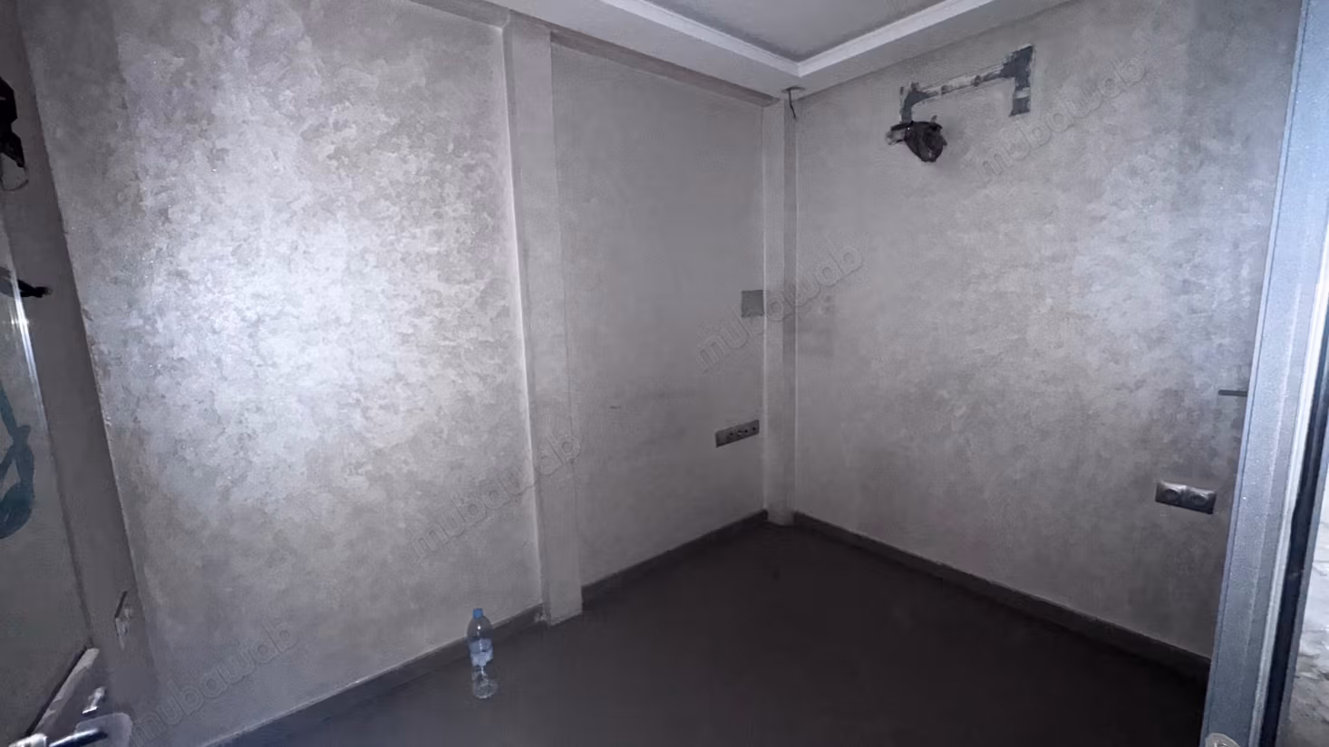 Alquila este local comercial en la Rue Socrate. Superficie 173 m²