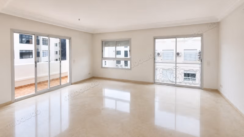 Magnificent 3 empty rooms full south Racine