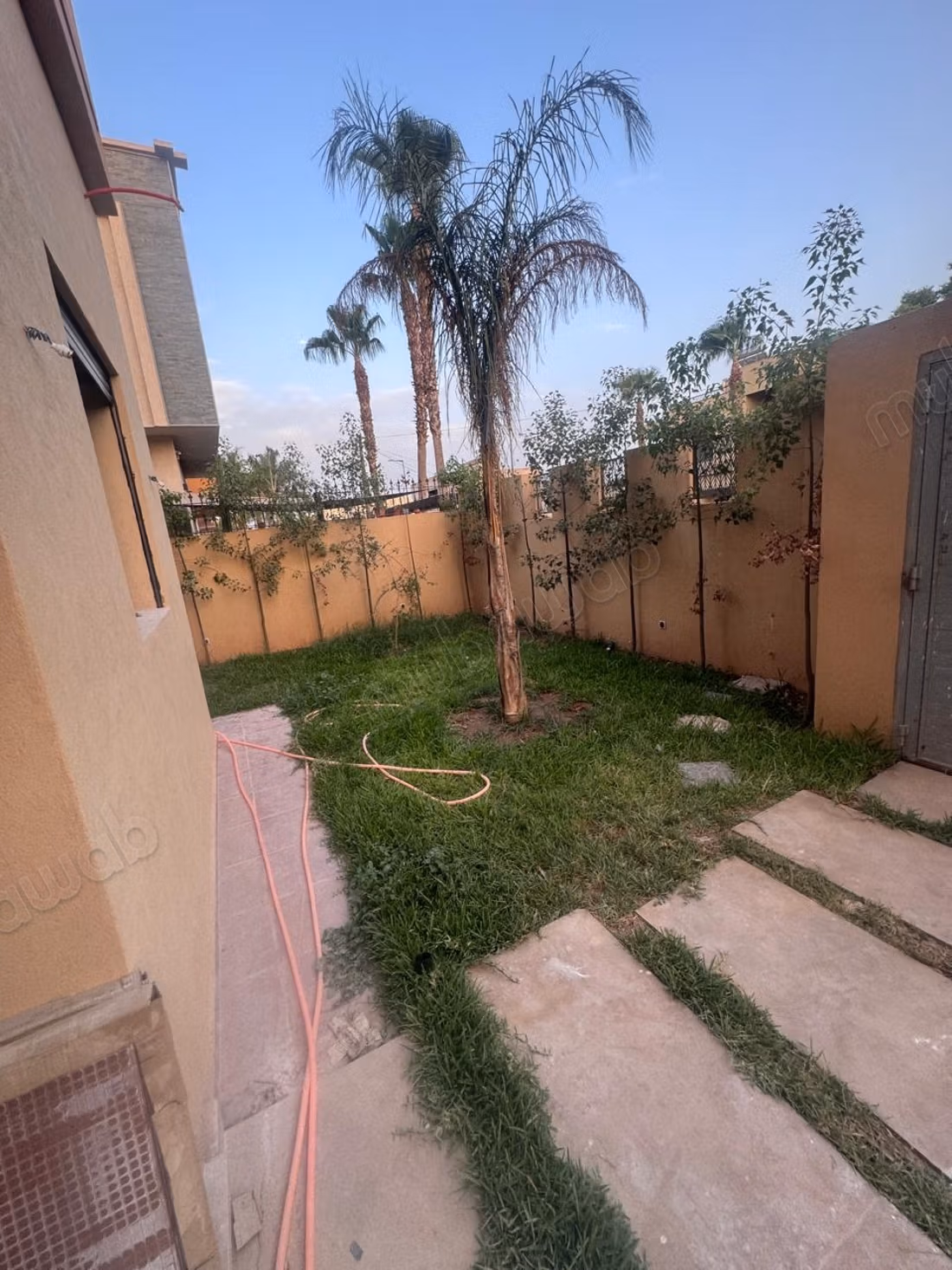 Beautiful villa for sale in Bab Marrakech. 4 excellent rooms. Secure residence equipped with a satellite reception system.