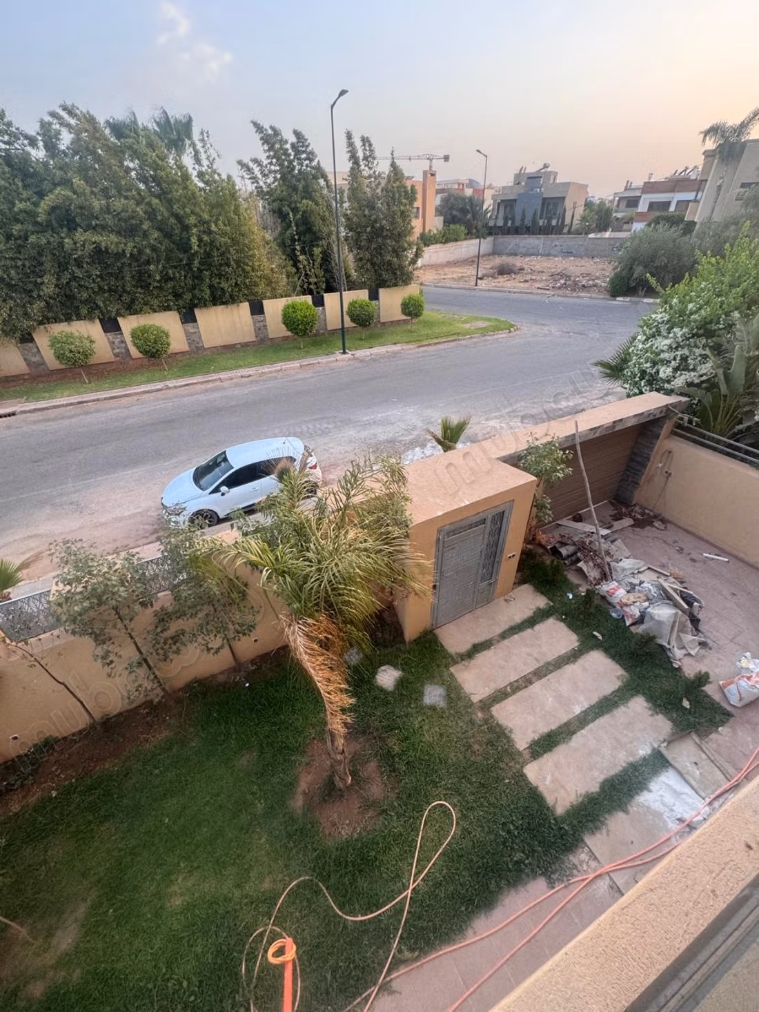 Beautiful villa for sale in Bab Marrakech. 4 excellent rooms. Secure residence equipped with a satellite reception system.