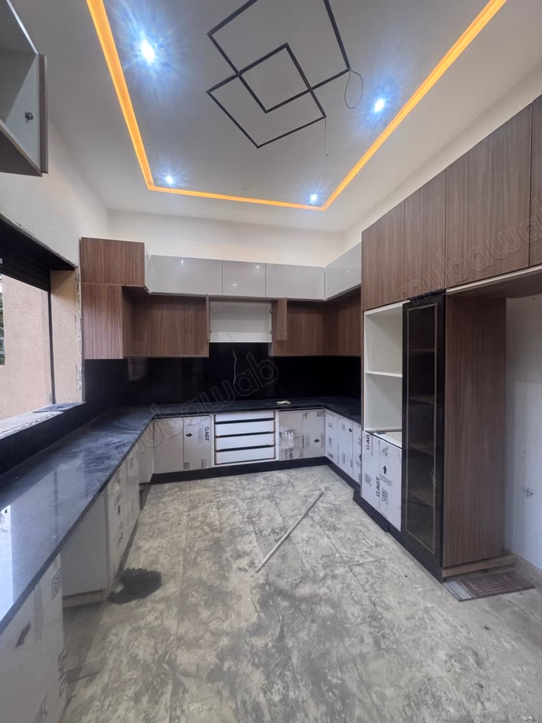 Beautiful villa for sale in Bab Marrakech. 4 excellent rooms. Secure residence equipped with a satellite reception system.