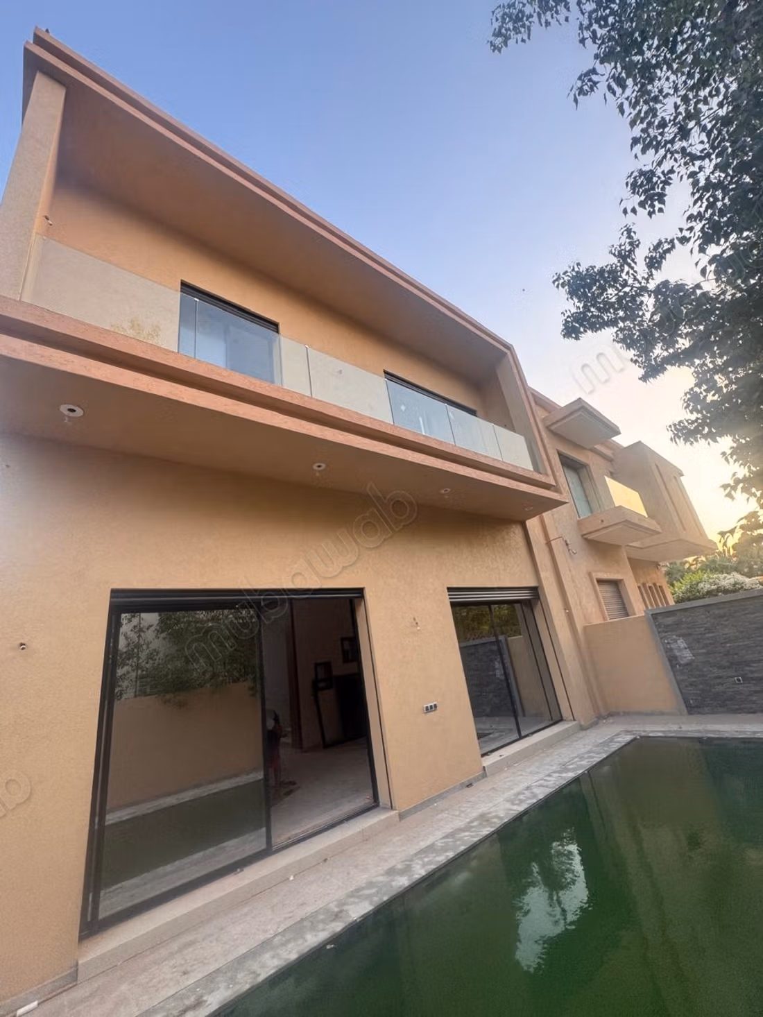 Beautiful villa for sale in Bab Marrakech. 4 excellent rooms. Secure residence equipped with a satellite reception system.