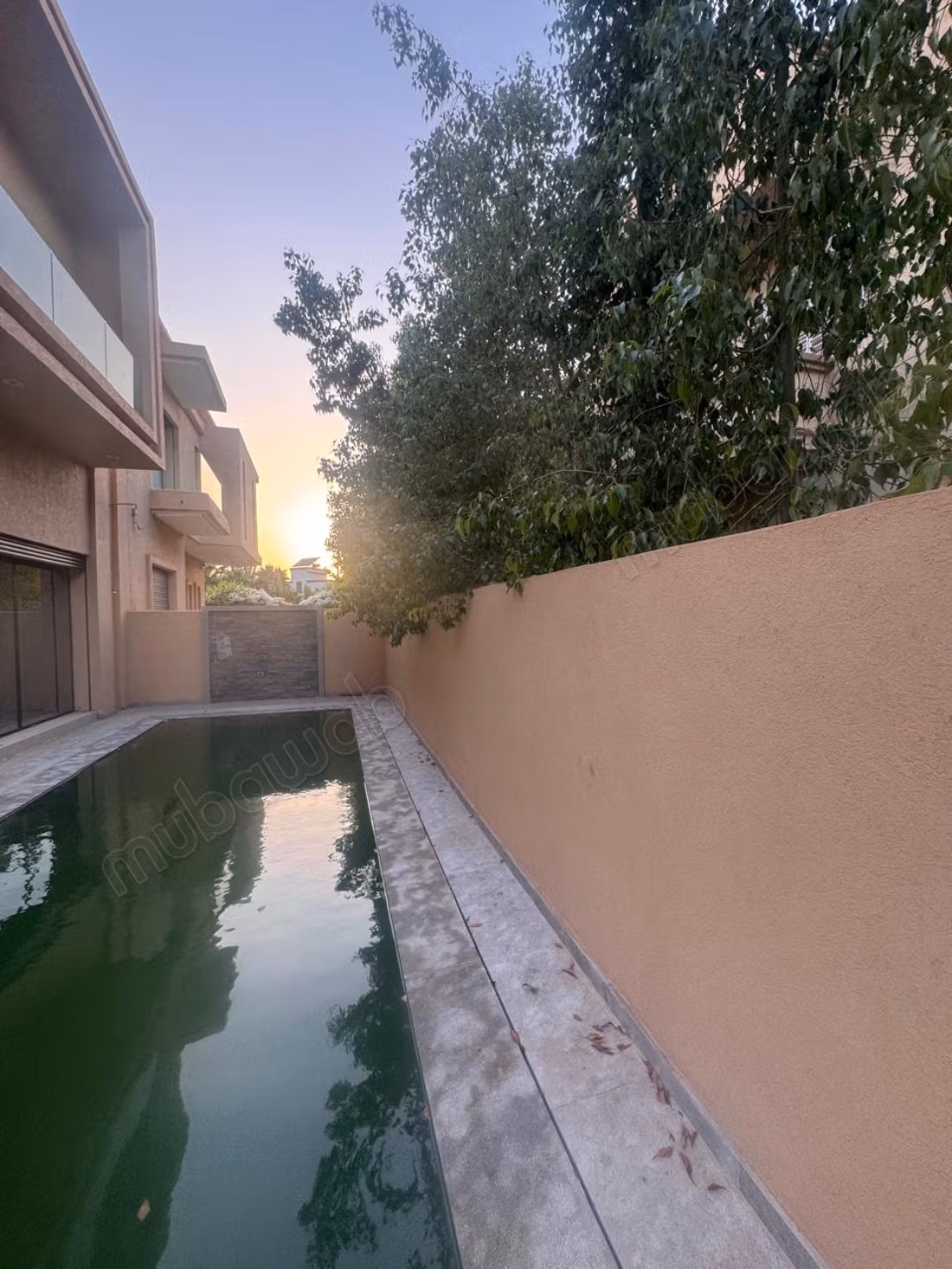 Beautiful villa for sale in Bab Marrakech. 4 excellent rooms. Secure residence equipped with a satellite reception system.
