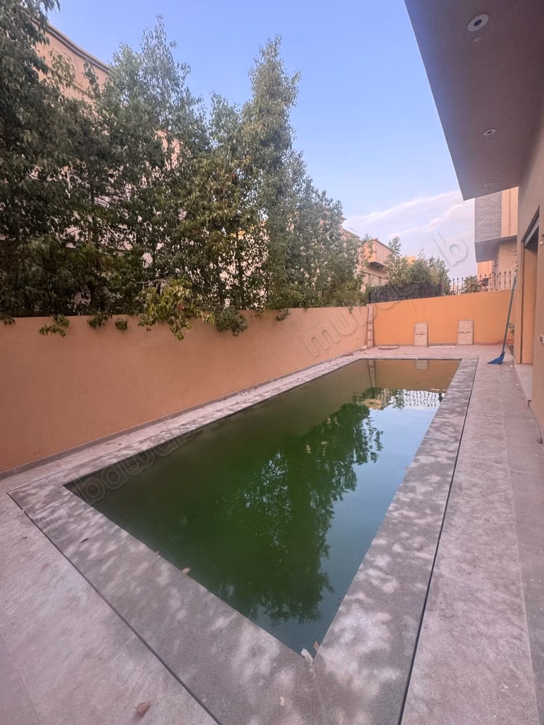 Beautiful villa for sale in Bab Marrakech. 4 excellent rooms. Secure residence equipped with a satellite reception system.