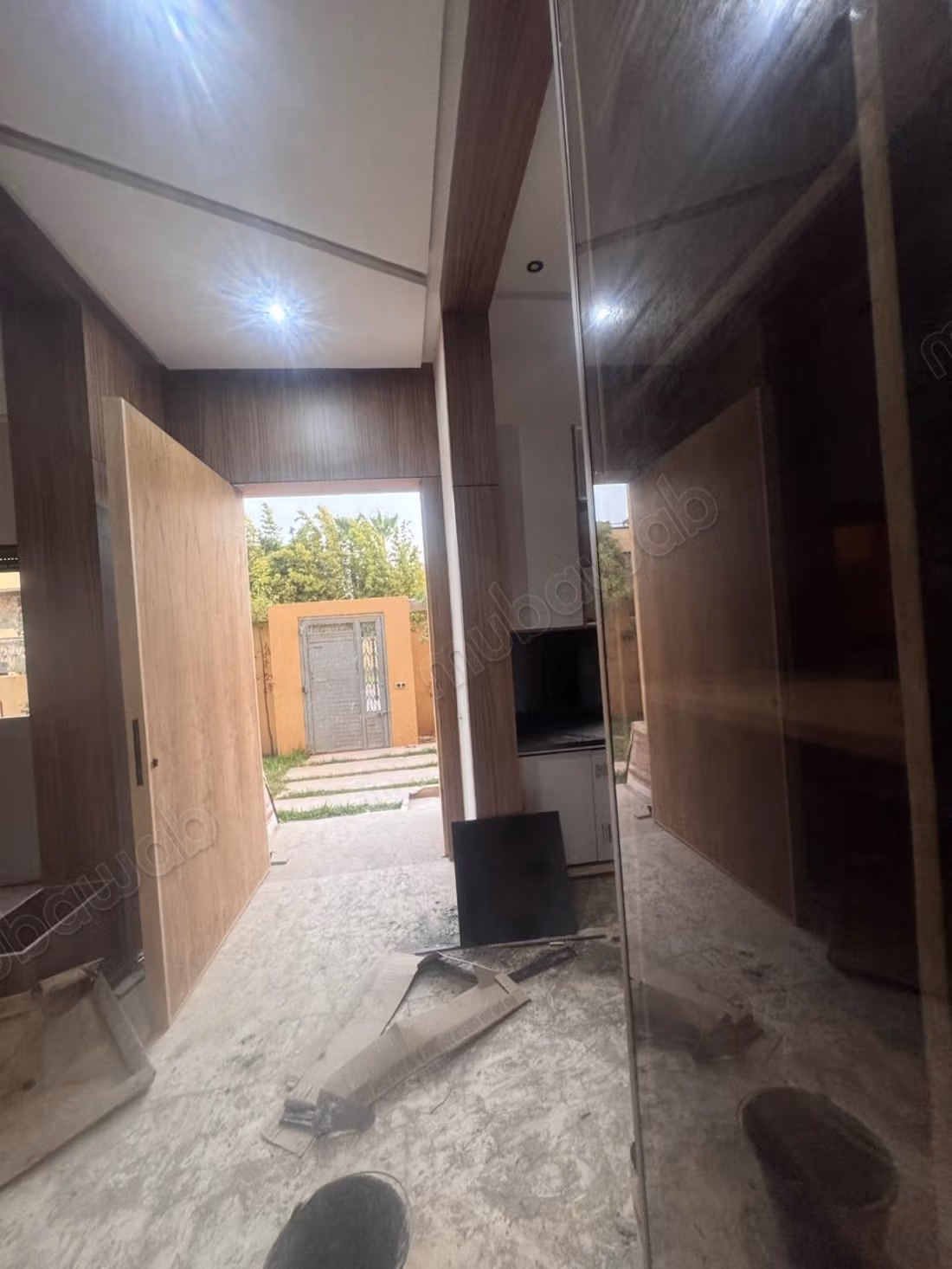 Beautiful villa for sale in Bab Marrakech. 4 excellent rooms. Secure residence equipped with a satellite reception system.