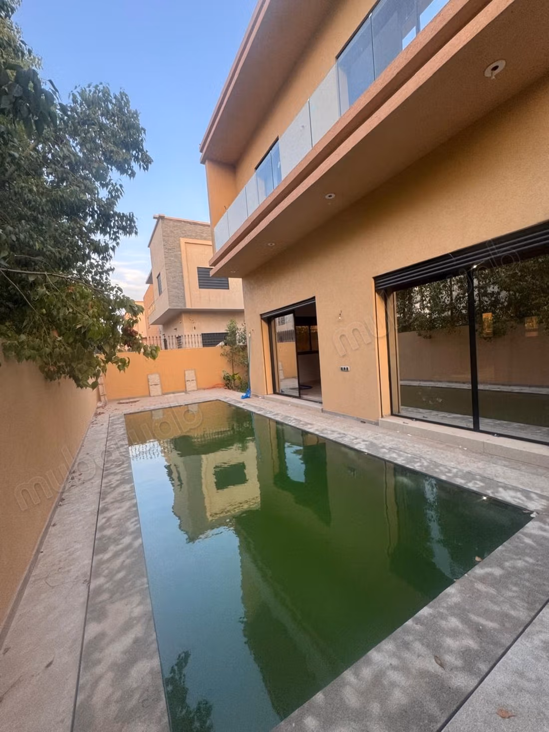Beautiful villa for sale in Bab Marrakech. 4 excellent rooms. Secure residence equipped with a satellite reception system.