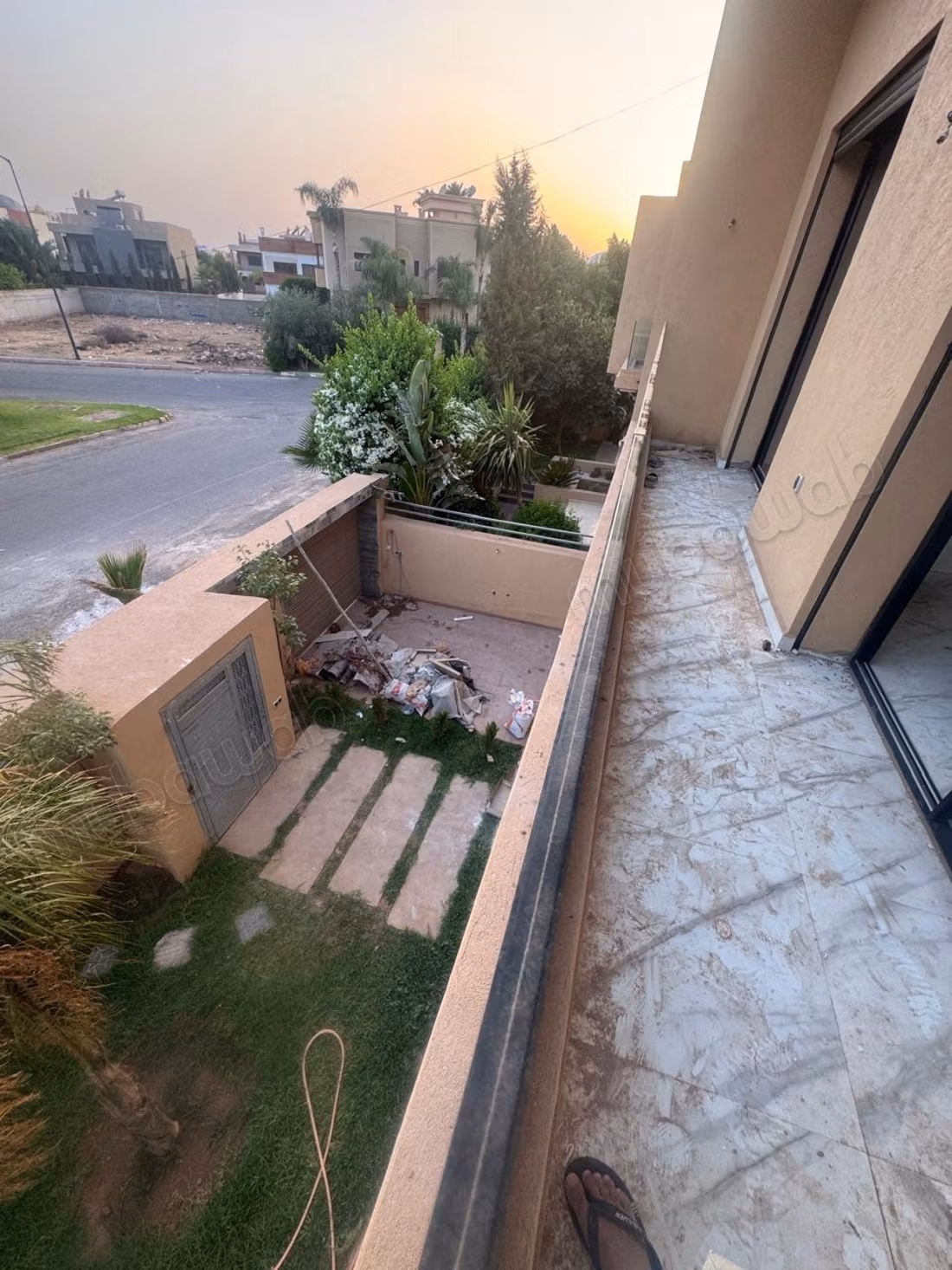 Beautiful villa for sale in Bab Marrakech. 4 excellent rooms. Secure residence equipped with a satellite reception system.