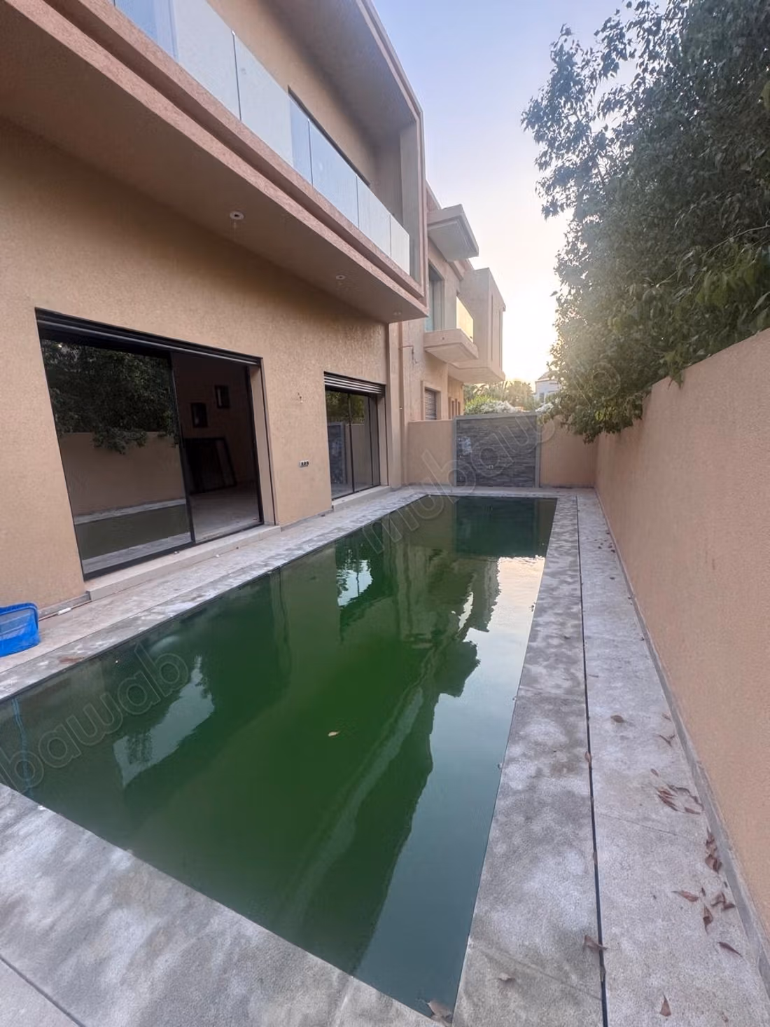 Beautiful villa for sale in Bab Marrakech. 4 excellent rooms. Secure residence equipped with a satellite reception system.