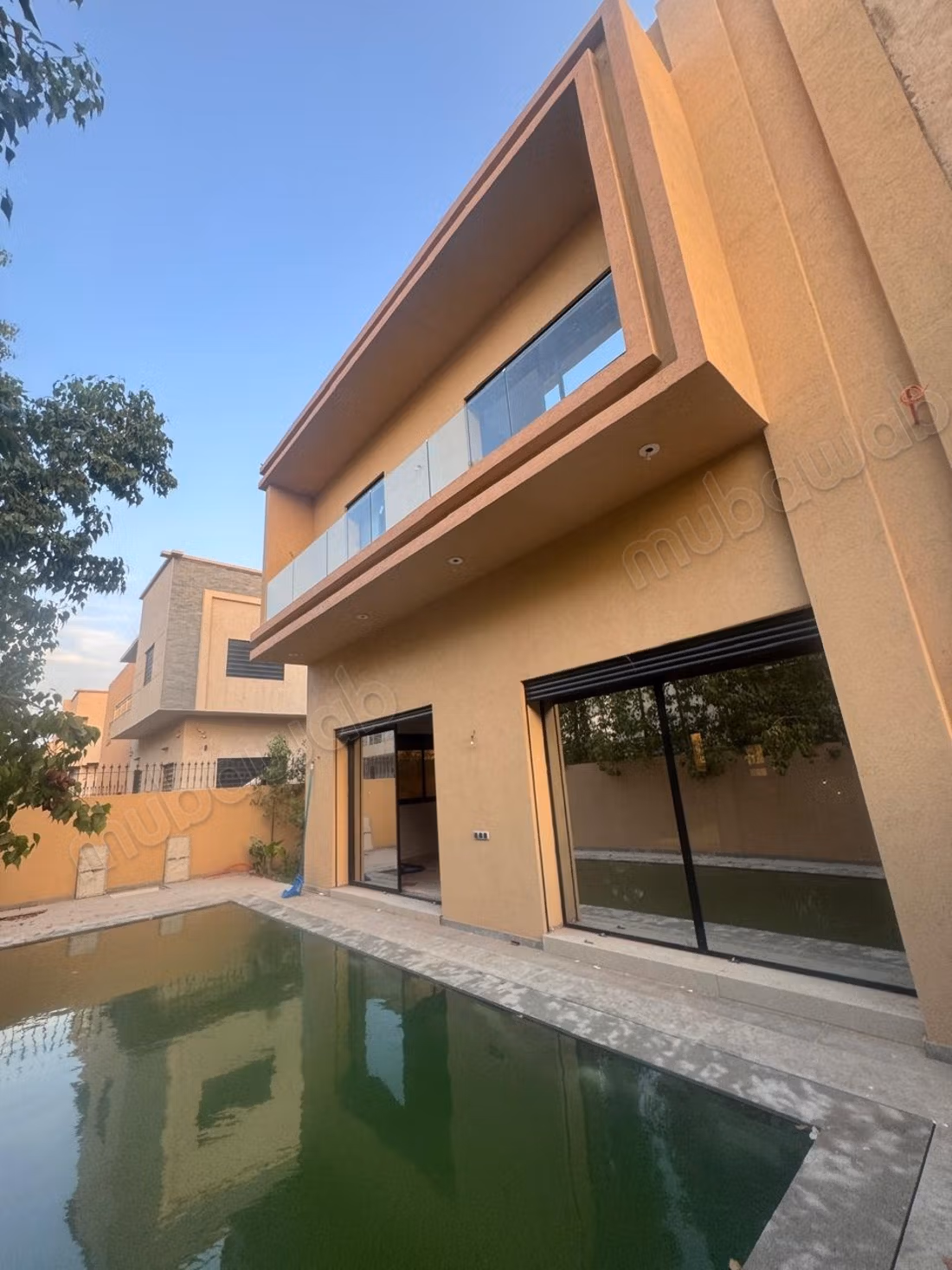 Beautiful villa for sale in Bab Marrakech. 4 excellent rooms. Secure residence equipped with a satellite reception system.