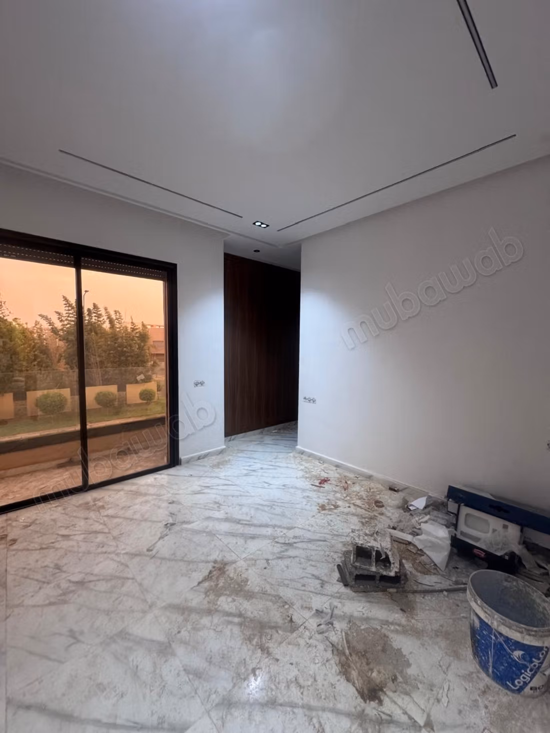 Beautiful villa for sale in Bab Marrakech. 4 excellent rooms. Secure residence equipped with a satellite reception system.